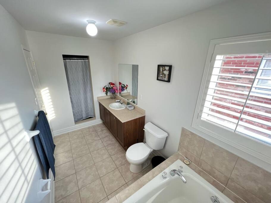 Beautiful Vacation Near Toronto Airport Holiday home *